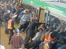 Unión de pasajeros en Australia salva a un hombre atrapado en el tren  