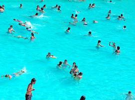 Mearse en la piscina no sólo es guarro, es malo para la salud