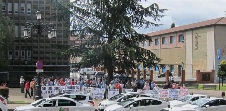 Los taxistas se concentran contra las paradas de bus interurbano en el HUCA