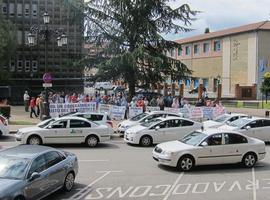 Los taxistas se concentran contra las paradas de bus interurbano en el HUCA