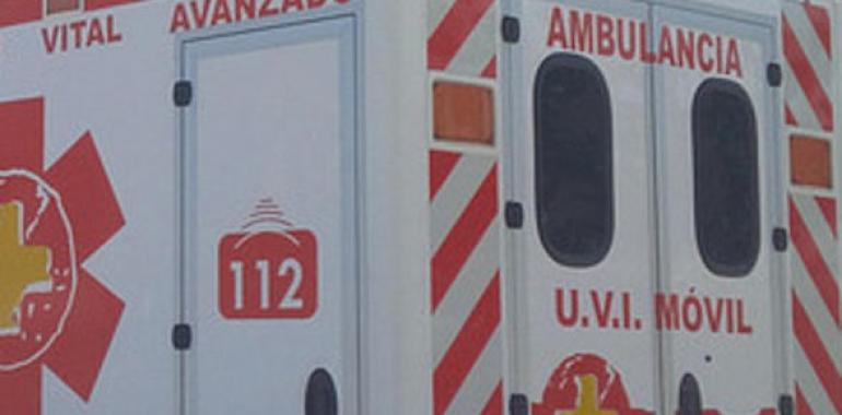 Trasladan al hospital de Arriondas a un accidentado en Cuevas del Mar 