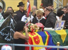 Miles de personas en el funeral del candidato brasileño Eduardo Campos  