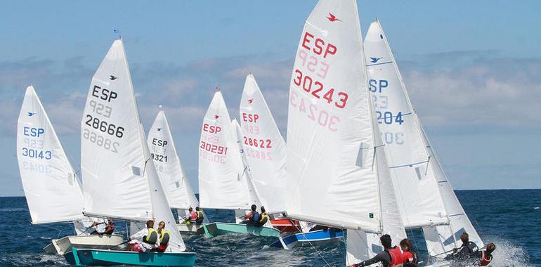 La Bahía de Gijón acogió la última jornada del Trofeo de Verano de Vela Ligera