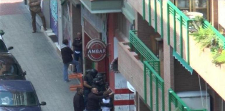 Suicídase lhome atrincheráu mientres 20 hores con un arma de fueu nun bar de Zaragoza