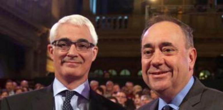 Leaders battle in final Scottish independence debate  