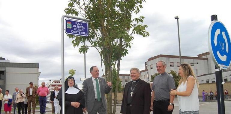 Entra en servicio la nueva plaza de La Pola Siero ante la residencia de ancianos