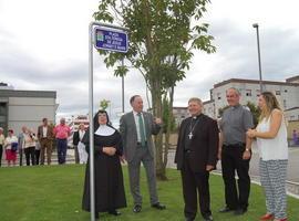 Entra en servicio la nueva plaza de La Pola Siero ante la residencia de ancianos