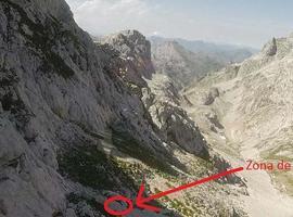 Bomberos de Asturias rescatan dos escaladores despeñados en Vegahuerta, León