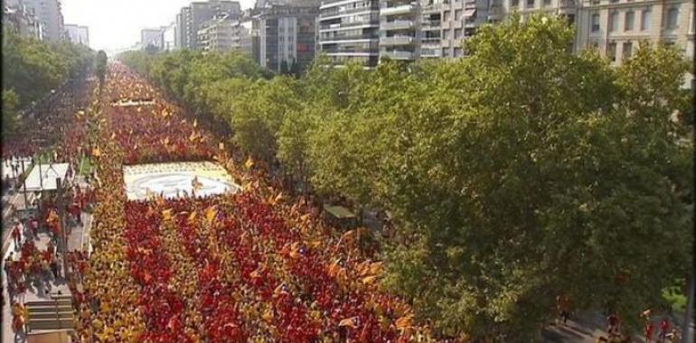 Una V humana de once kilómetros por la independiencia de Cataluña