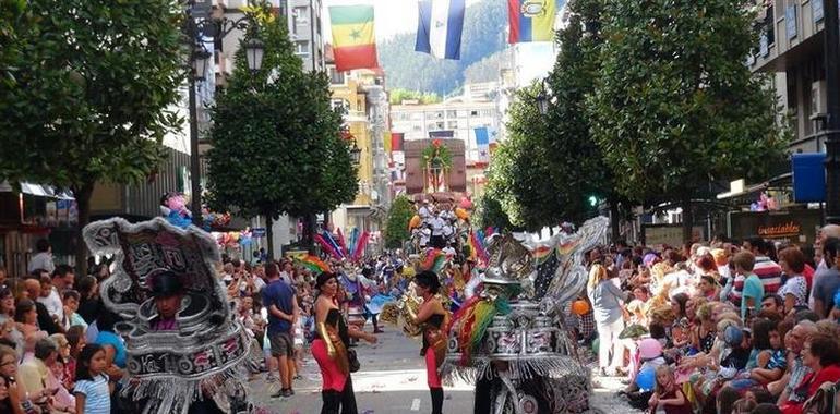 Un bullicioso #Desfile del #Día de #América en #Asturias cubrió el centro de #Oviedo