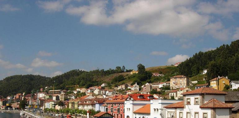 Fallece un hombre de 70 años tras caer al mar cuando pescaba en el puerto de San Esteban de Pravia