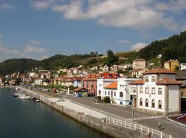 Fallece un hombre de 70 años tras caer al mar cuando pescaba en el puerto de San Esteban de Pravia