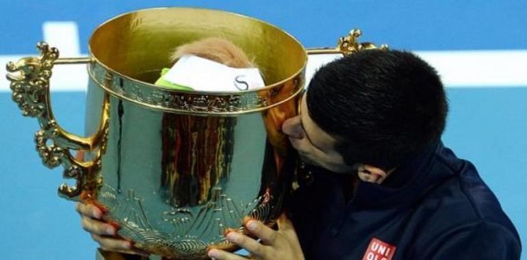 Djokovic y Sharapova ganan el Abierto de China de tenis  