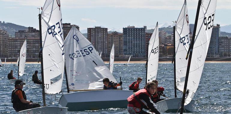 El X Trofeo de la Hispanidad de Vela Ligera se disputa este fin de semana en Gijón