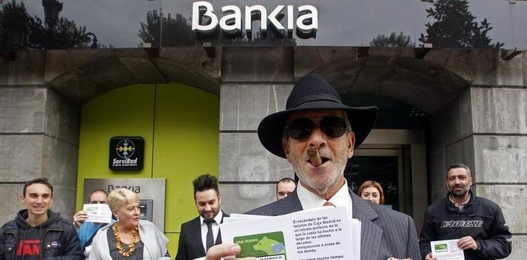 PODEMOS reparte en Oviedo miles de Bankia Black denunciando el despilfarro de las élites