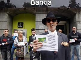 PODEMOS reparte en Oviedo miles de Bankia Black denunciando el despilfarro de las élites