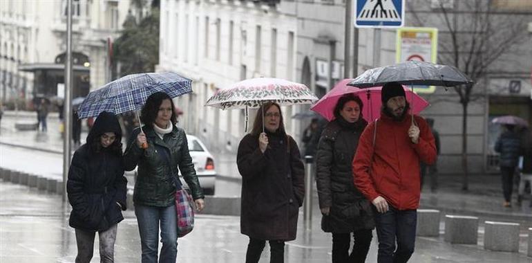 Protección Civil amplia a Asturias la alerta por lluvias en Galicia