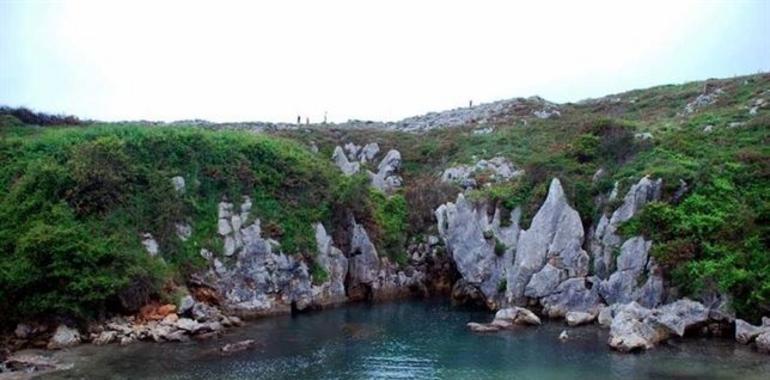 5.000 firmes contra un aparcamientu na playa #Gulpiyuri (Llanes)