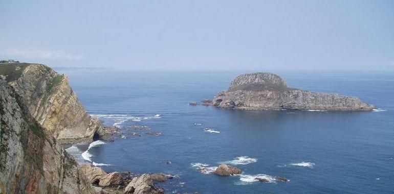 Rastreos por tierra, mar y aire para localizar a un percebero desaparecido ayer en Deva, Castrillón