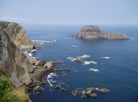 Rastreos por tierra, mar y aire para localizar a un percebero desaparecido ayer en Deva, Castrillón