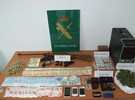 3 vecinos de Cangas del Narcea detenidos por venta de drogas y tenencia de armas