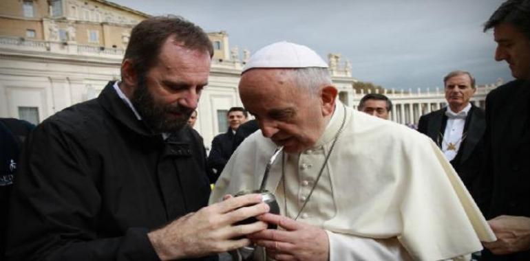 El Papa comparte un mate con jóvenes que luchan contra la adicción