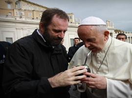 El Papa comparte un mate con jóvenes que luchan contra la adicción