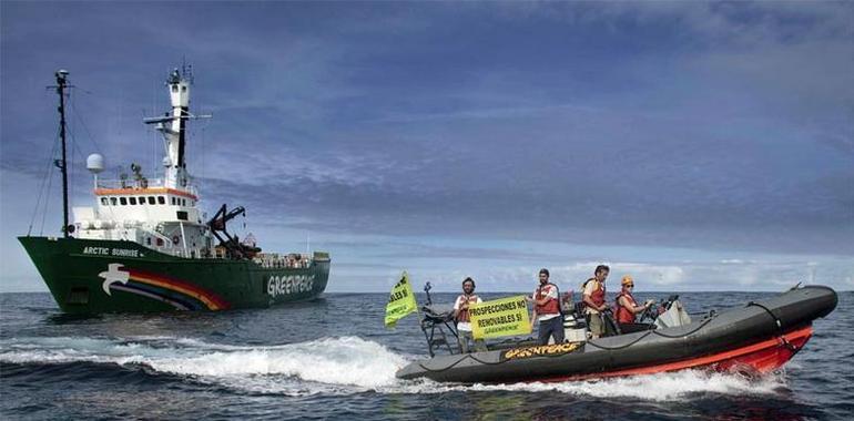 Barcos de la Armada embisten balsas ecologistas para "proteger" a Repsol