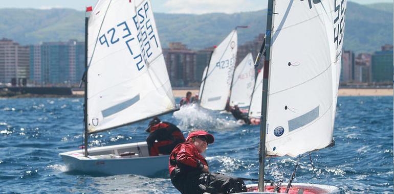 El viento boicoteó el Trofeo de Otoño de Vela ligera del Real Club Astur de Regatas 