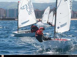 El viento boicoteó el Trofeo de Otoño de Vela ligera del Real Club Astur de Regatas 