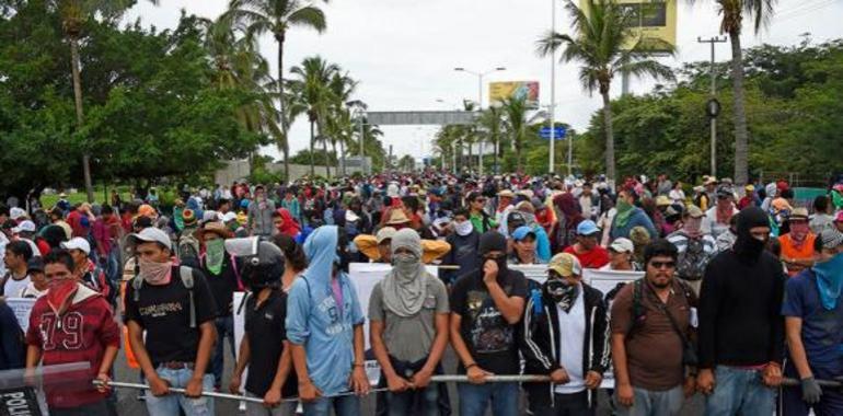 Manifestantes ocupan fiscalía estatal mexicana por 43 estudiantes desaparecidos  