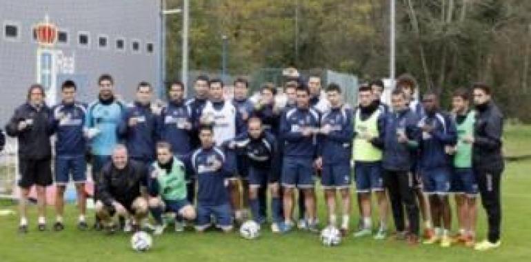 La plantilla entera del Real Oviedo se hace socio simpatizante del Oviedo Moderno CF