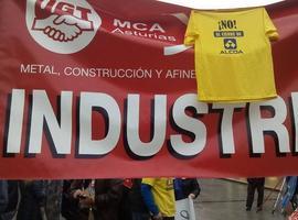 Los trabajadores de Alcoa en Avilés se concentran a las puertas sin interrumpir el trabajo