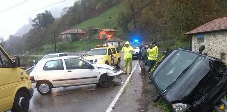 Dos #mujeres  #heridas, una de gravedad, en multicolisión en Cangas de Onís