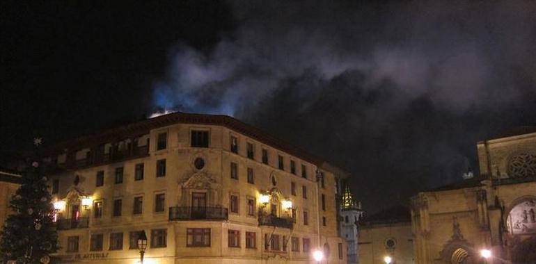 Voraz incendio en edificio Caja de Ahorros de Asturias ante la Catedral de Oviedo