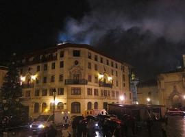 Voraz incendio en edificio Caja de Ahorros de Asturias ante la Catedral de Oviedo