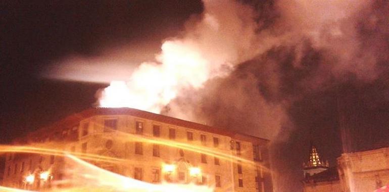 El herido en el incendio de un piso en la plaza de la Catedral está en la UCI