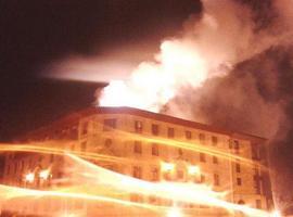 El herido en el incendio de un piso en la plaza de la Catedral está en la UCI