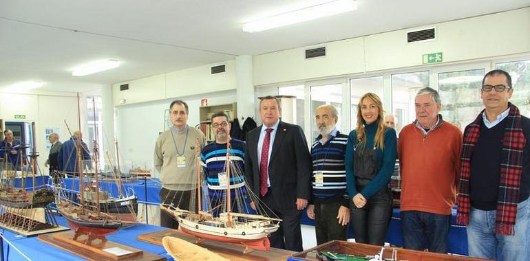 Una armada de navíos a escala toma la Casa del Mar de Laredo