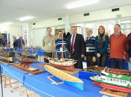 Una armada de navíos a escala toma la Casa del Mar de Laredo