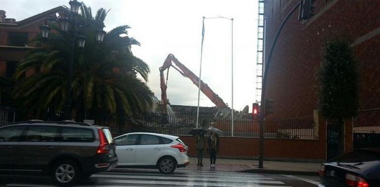 La piqueta derriba el edificio de #La Madreña, símbolo de autogestión ciudadana en Oviedo