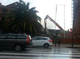 La piqueta derriba el edificio de #La Madreña, símbolo de autogestión ciudadana en Oviedo