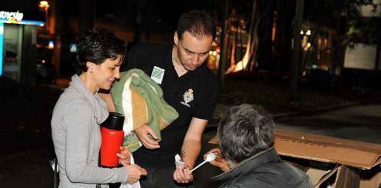 Ola de frío lleva mantas y bebida caliente a los que duermen en las calles de Oviedo