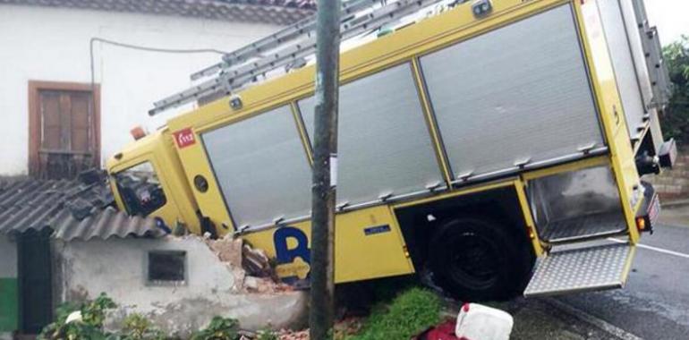 Fallece un conductor en Illas y se estrella el camión de bomberos que lo fue a socorrer 