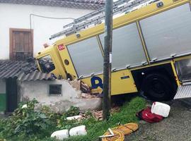 Fallece un conductor en Illas y se estrella el camión de bomberos que lo fue a socorrer 