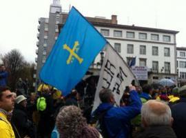 Cientos de asturianos reciben en Oviedo la marcha de Alcoa en defensa del empleo