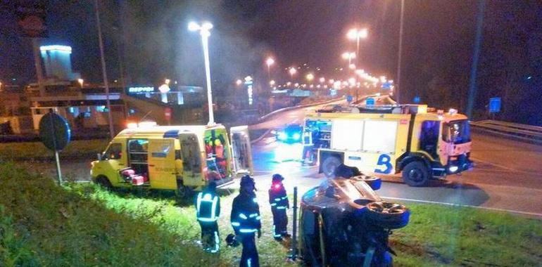 Herido un conductor al salir su coche de la calzada y volcar en el Polígono de Riaño