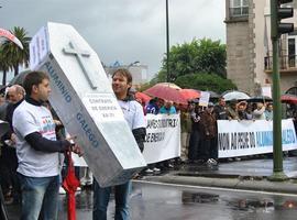 Trabajadores de Alcoa y la antigua Fábrica de Armas protestan ante el ayuntamiento de La Coruña