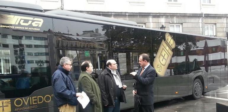 Los autobuses de Oviedo se tiñen de negro con detalles dorados