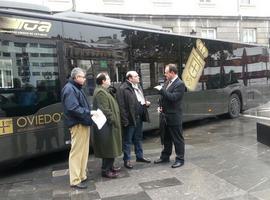 Los autobuses de Oviedo se tiñen de negro con detalles dorados